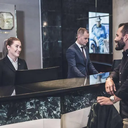 Radisson Blu Plaza Hotel, מלון 4*