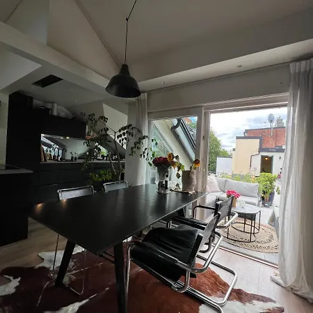 Sentral loftsleilighet med solfylt utetplass Leilighet *