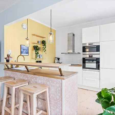 Classic, Unique And Charming - Popular Area Apartment *