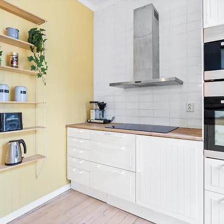 Classic, Unique And Charming - Popular Area Apartment *