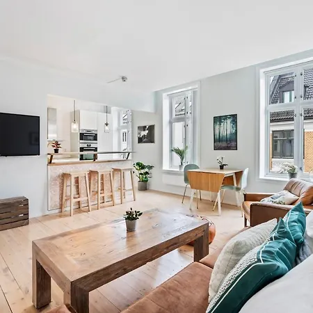 Classic, Unique And Charming - Popular Area Apartment *