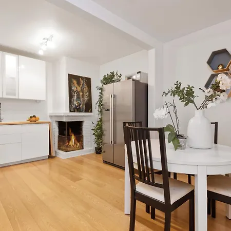 Large - Luxurious Neighborhood - 8 Pax Apartment