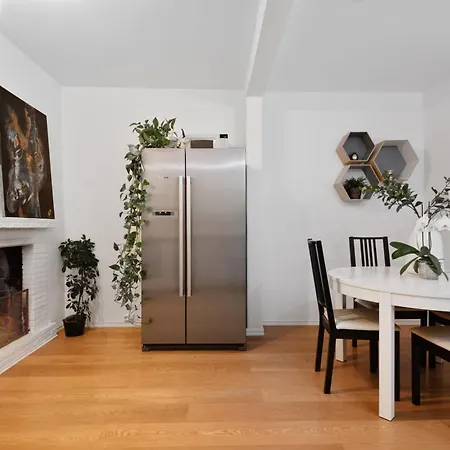 Large - Luxurious Neighborhood - 8 Pax *