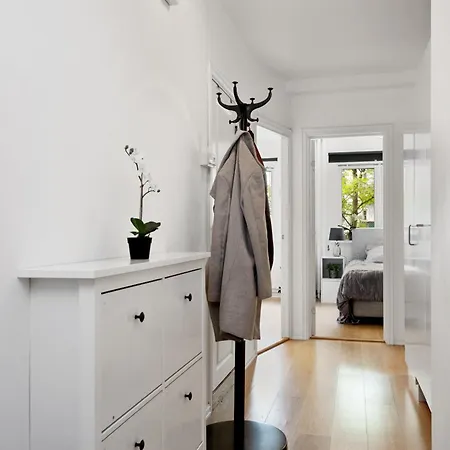 Large - Luxurious Neighborhood - 8 Pax Apartment *