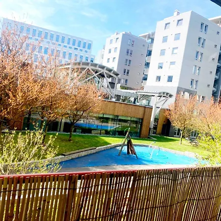 Apartment Center Flat With Balcony & Free Parking