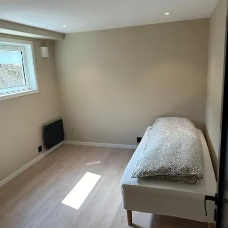 Apartment Stor Og Lys Leilighet I Hus