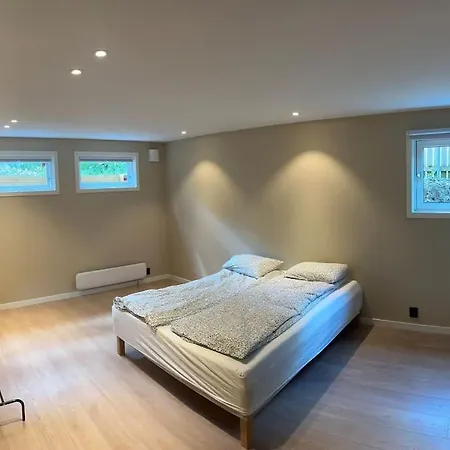 Apartment Stor Og Lys Leilighet I Hus *