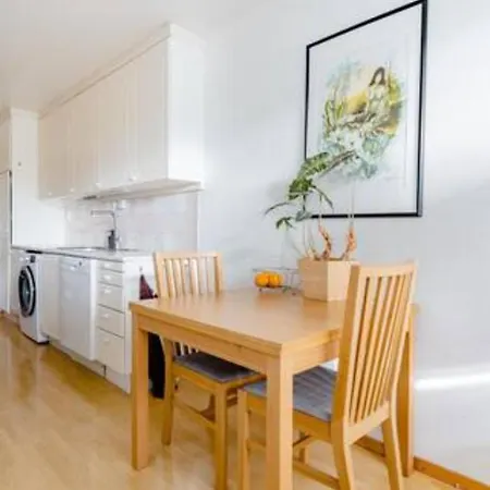 Calm And Tidy In Apartment, 14min Train Ride To Center Campsite *