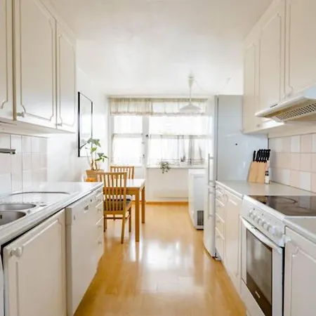 Calm And Tidy In Apartment, 14min Train Ride To Center Camping