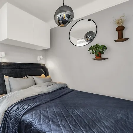 Place In Centre! Balcony & Keyless.