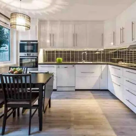 Trivelig Familievennlig Hus Med Inngjerdet Hage