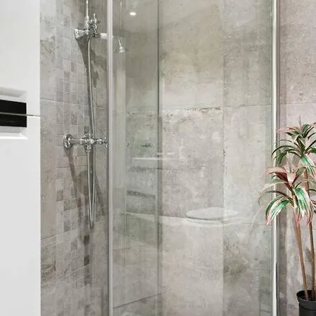 Fancy By Train Station Apartment *