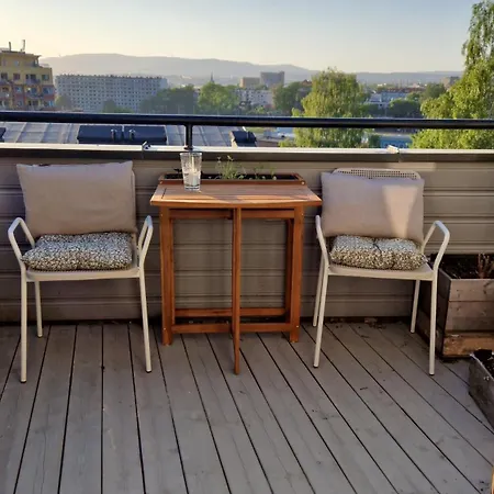Apartment Balkong Med Utsikt Og Gratis Parkering I Garasje