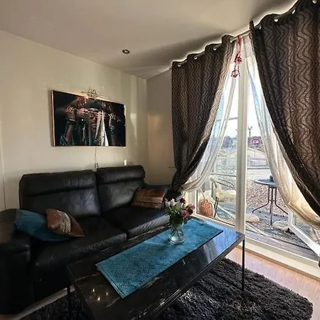 Apartment Med Takterasse & Gratis Egen Parkering *
