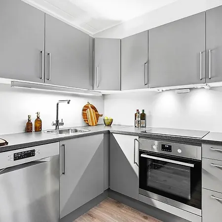 Apartment Refurbished And Spacious 1 Bedroom *