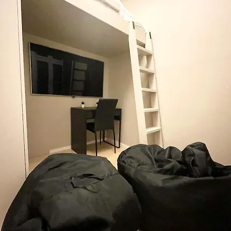 アパート 4 Bed Riverside