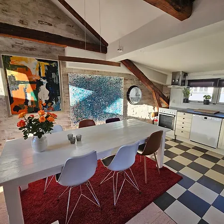 Super 2 Story Penthouse, 3 Bedroom 104m2 Apartment