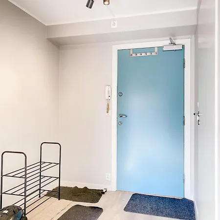 Refurbished And Spacious 1 Bedroom Apartment *
