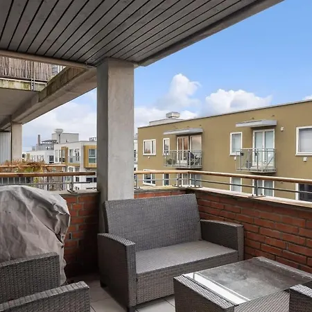 Dinbnb L 15min To C Station L Huge Social Space L Balcony Apartment *