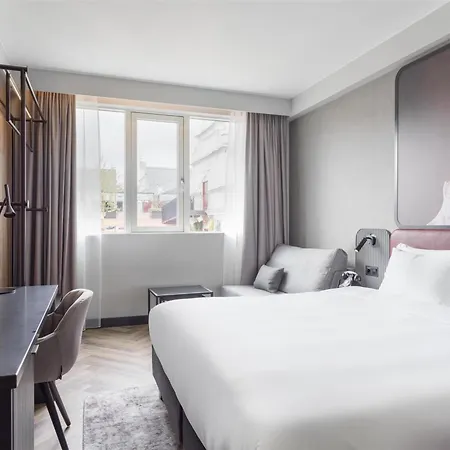 Hotel Radisson Red Centre 4*