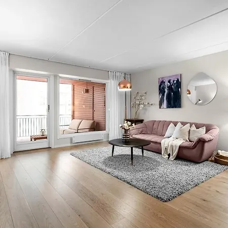 3 Bedrooms - 2 Balconies - Modern - Family Friendly Apartment *