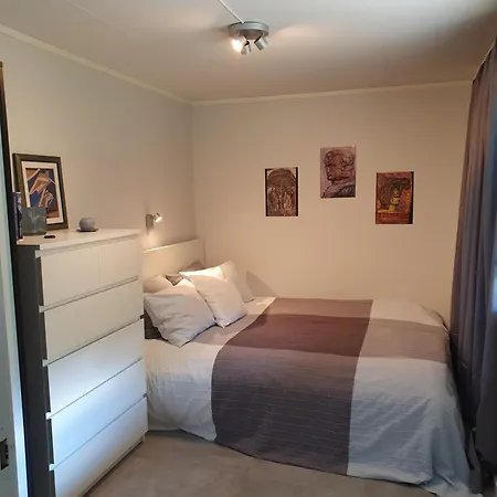 Apartment Tranquil In Picturesque Neighborhood *