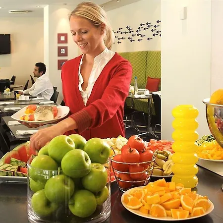 Radisson Red Centre Hotel