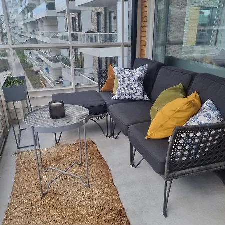 Проживание в семье Private In Shared Modern - Hideaway *