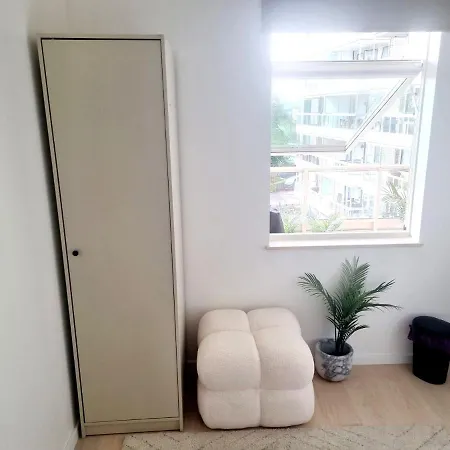 Private In Shared Modern - Hideaway Проживание в семье