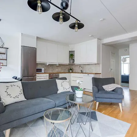 Charming And Cozy - Centrally Located