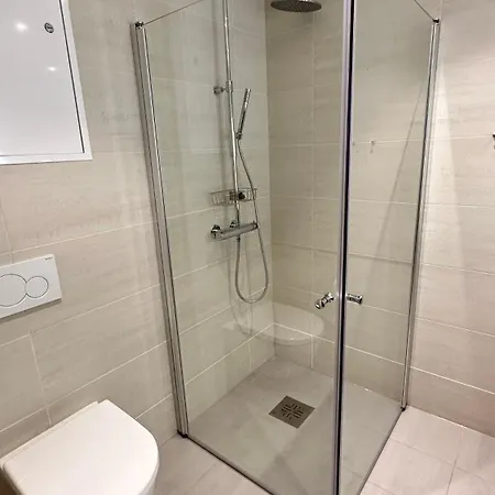 Brand New And Modern In Center Daire
