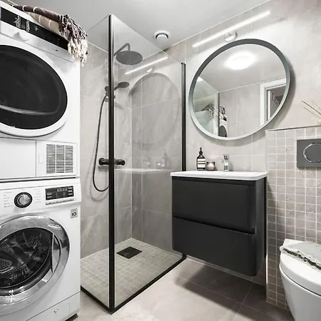Central - Two Bedroom With Stylish Interior - Free Parking - Apartman
