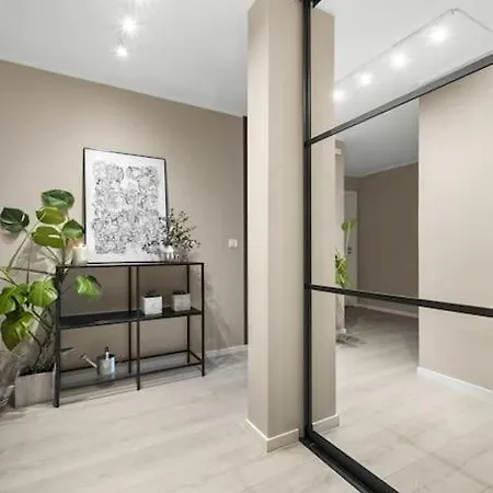 Central - Two Bedroom With Stylish Interior - Free Parking - Apartman