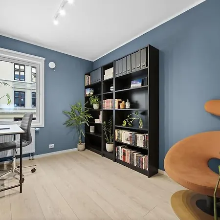 Central - Two Bedroom With Stylish Interior - Free Parking - Apartman *