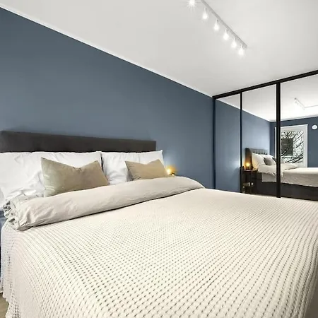 Central - Two Bedroom With Stylish Interior - Free Parking - Apartman *