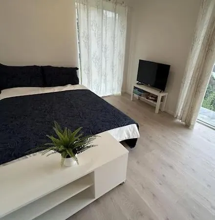 Lisas Apartment, Private New 1 Bedroom And 1 Living With Sofa Bed And Big Windows, Share With Nobody Apartment