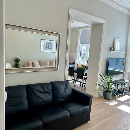Apartman Classical 3 Bedroom, 2 Bath, Minutes From Royal Palace, Main Shopping Street, Restaurants & Downtown