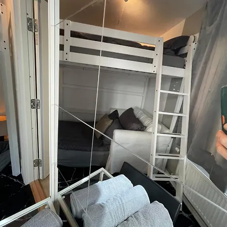 Happy Days Relaxing With Smart Solutions Shared With One Other Bedroom Affittacamere