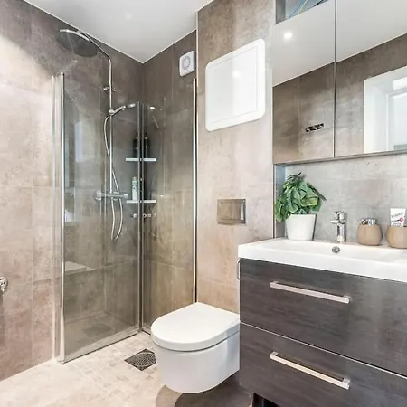 Appartamento Romslig Og Moderne I