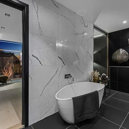 Luxury Penthouse With Rooftop Terrace *