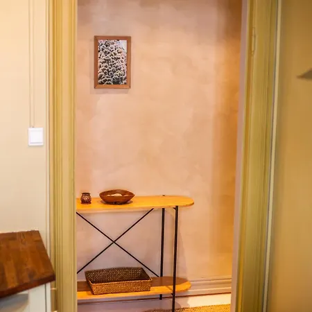 Charming 1800s W Fireplace And Free Parking Apartmán *