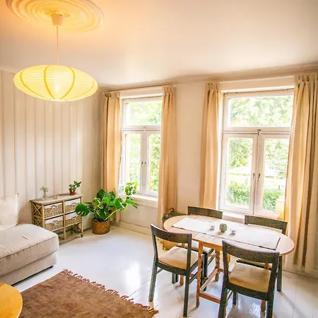 Charming 1800s W Fireplace And Free Parking Apartmán