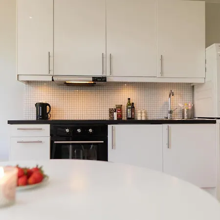 Bright And Modern On A Quiet Street Appartement *