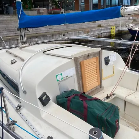 Yacht Ellie Botel