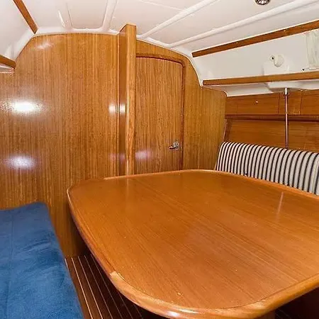 Yacht 30 Botel