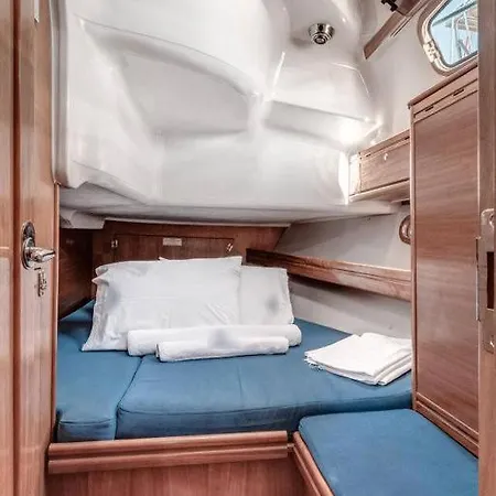 Botel Yacht 30 *