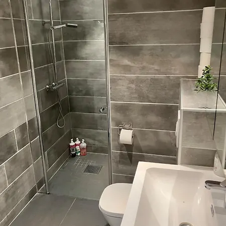 3br Penthouse In Center With Free Parking Lägenhet