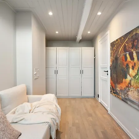Large Penthouse With Roof Terrace *