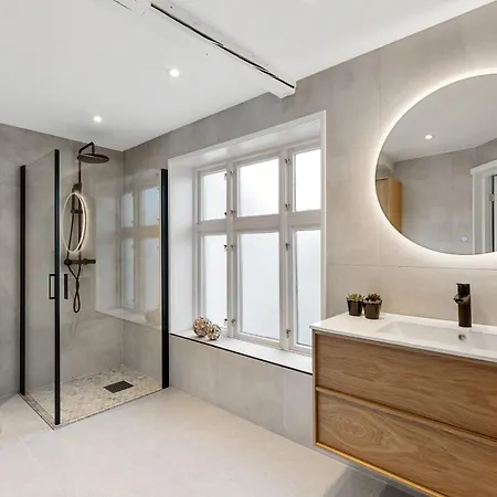Large Penthouse With Roof Terrace *