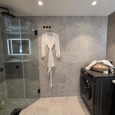 Vakantiehuis Exclusive Townhouse With Private Rooftop